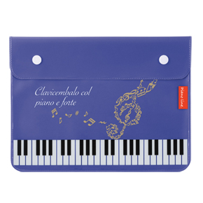 Piano line フラットポーチA5♪※在庫有りと書いてあっても、お取り寄せ商品は受注後にメーカー注文になります。※☆【音符・小物グッズ-音楽雑貨】【音楽雑貨】 音楽グッズ <br>バレエ発表会 記念品 プレゼントに最適 ♪