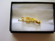 トランペットブローチ